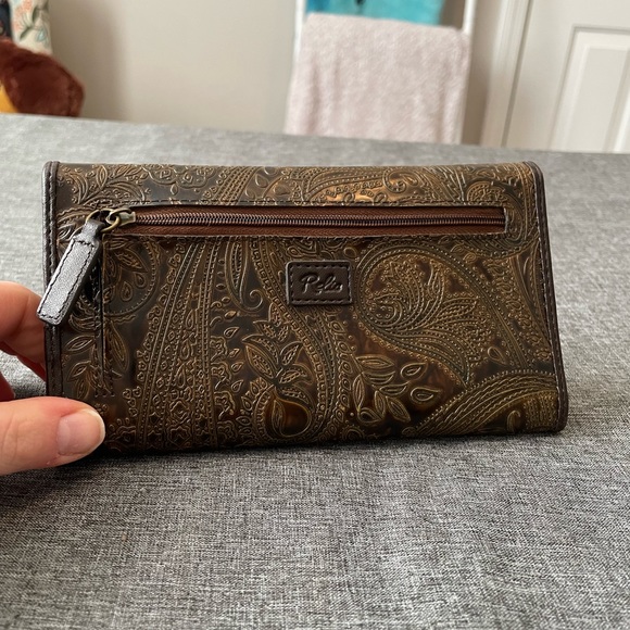 Relic Trifold Wallet in Distressed Brown ✨ - Picture 2 of 6